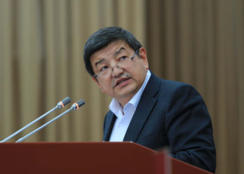 Акылбек Жапаров: “Коронавируска каршы эмдөөдөн өтпөгөн кызматкерлерге айлык бербеш керек” (видео)