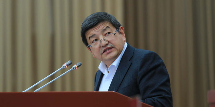 Акылбек Жапаров: “Коронавируска каршы эмдөөдөн өтпөгөн кызматкерлерге айлык бербеш керек” (видео)