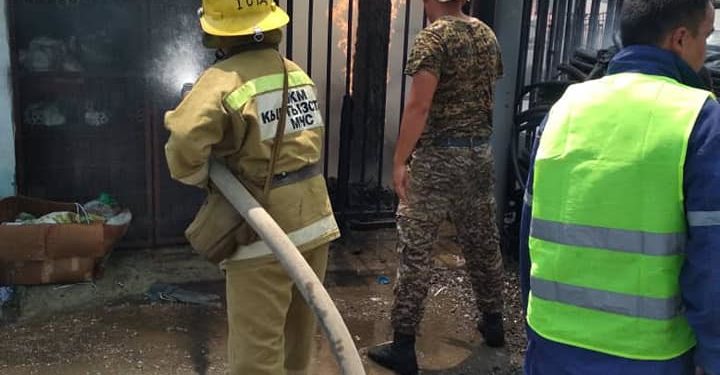 Жалал-Абаддагы курулуш дүкөнүнөн өрт чыкты (сүрөт)