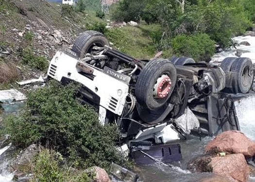 Чычкан капчыгайына түшүп кеткен оор жүк ташуучу унаанын айдоочусу көз жумду (сүрөт)