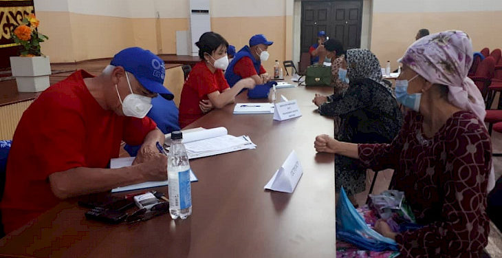 “Тилектештик автобусу” долбоорунун адистери Кара-Сууда акысыз кеңеш берип жүрүшөт