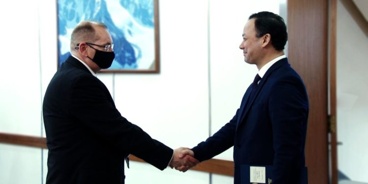 Министр Руслан Казакбаев ЕККУнун Бишкектеги Программалык кеңсесинин жаңы дайындалган жетекчиси менен жолугушту