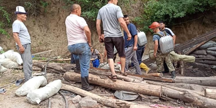 Сузакта шахта урап, ичинде 2 адам калып калды (сүрөт)