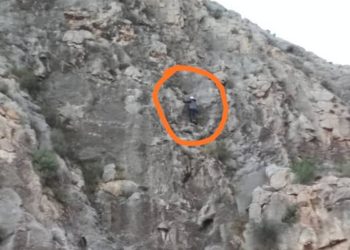 Баткенде 18 жаштагы жигит тоодон түшө албай калган (сүрөт)