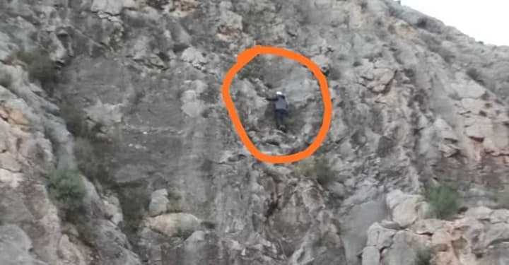 Баткенде 18 жаштагы жигит тоодон түшө албай калган (сүрөт)