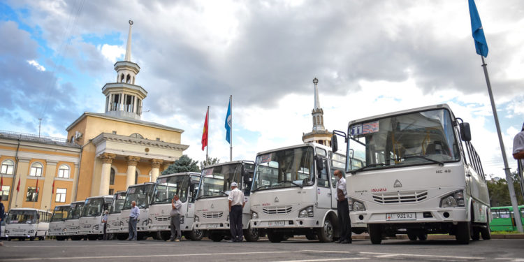 Бишкекте жаңы автобустар каттамга чыкты жана алар бир апта бою элди бекер ташыйт (сүрөт)