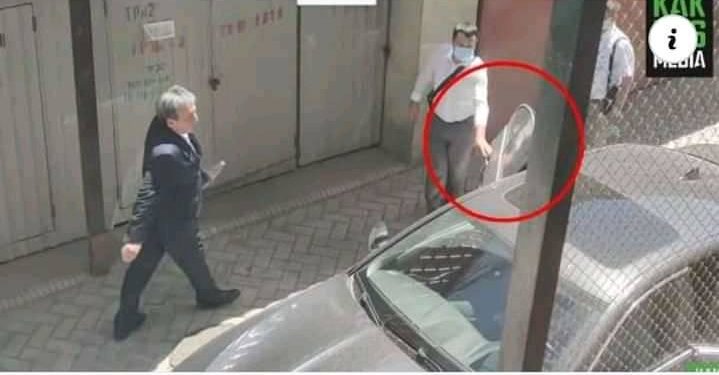 «СИЗОго алып кетиштиби же…?». Асылбек Жээнбековду соттон алып кетип баратканда тартылган видео талкууда