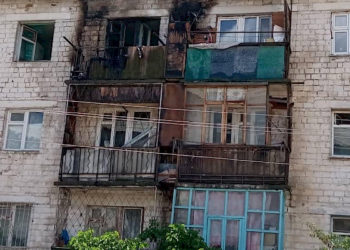 Чолпон-Ата шаарында көп кабаттуу үйдөн өрт чыкты (сүрөт)