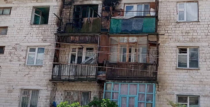 Чолпон-Ата шаарында көп кабаттуу үйдөн өрт чыкты (сүрөт)