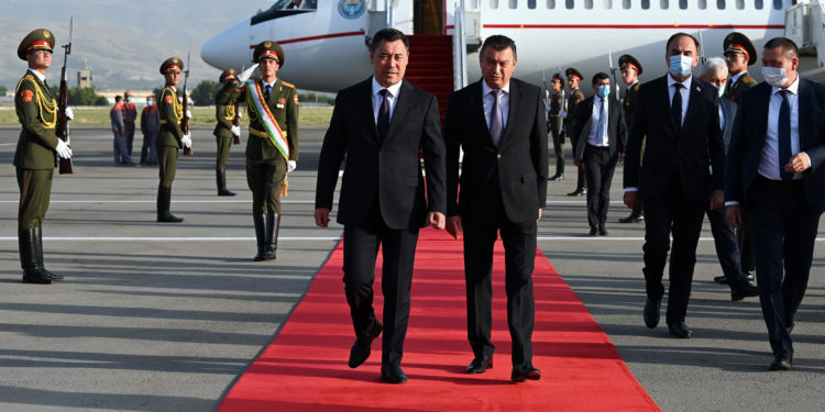 Президент Садыр Жапаров Душанбеге барды. Аны ким жана кандай тосуп алышты?