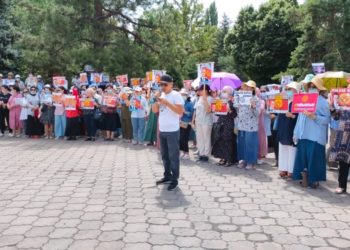 Орхан Инандыны табууну талап кылып чыккан митингчилер президент Садыр Жапаровго кайрылуу жасады
