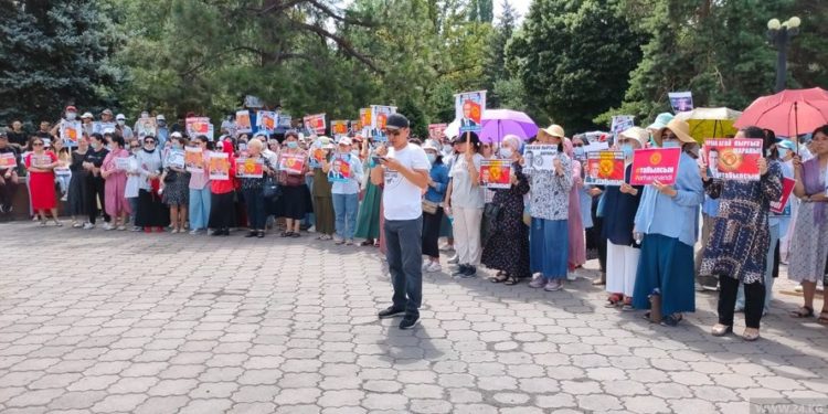 Орхан Инандыны табууну талап кылып чыккан митингчилер президент Садыр Жапаровго кайрылуу жасады