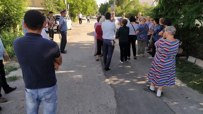 Сугат суу. Бишкектеги эки конуштун тургундары митингге чыгышты