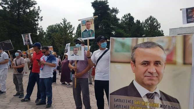 Орхан Инандынын жоголушу. Өкмөт үйүнүн алдында кайрадан митинг өтүүдө