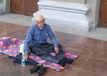 Бишкекте 74 жаштагы пенсионер Досумбай Дүйшалиев Өкмөт үйүнүн жанында мөөнөтсүз ачкачылык жарыялады