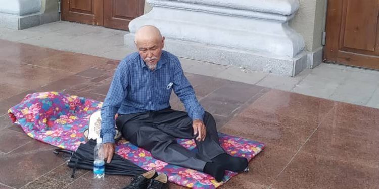 Бишкекте 74 жаштагы пенсионер Досумбай Дүйшалиев Өкмөт үйүнүн жанында мөөнөтсүз ачкачылык жарыялады