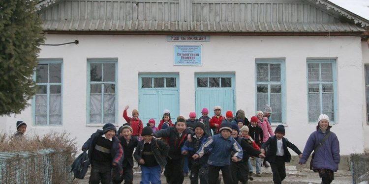 Кыргызстандагы 245 мектеп авариялык абалда