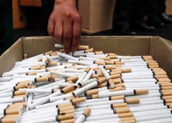 Бишкектеги «Азиз» базарында контрафакттык тамеки буюмдарын саткан факты аныкталды