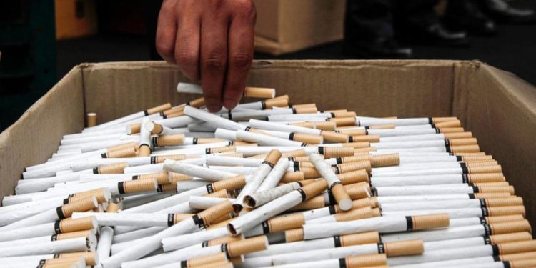 Бишкектеги «Азиз» базарында контрафакттык тамеки буюмдарын саткан факты аныкталды