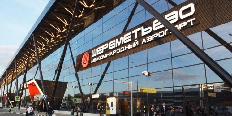 Орусияда документтерин жоготуп алган Кыргыз жараны аэропортто эки күн түнөгөн