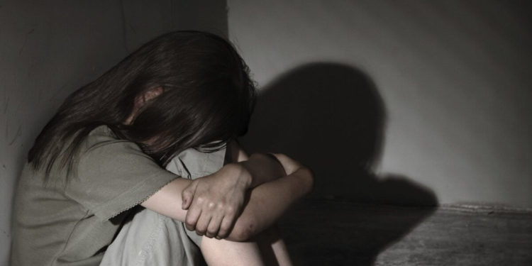 «Өспүрүм көз жарды». Ошто 15 жаштагы кызды зордуктоого 63 жаштагы киши шектелүүдө