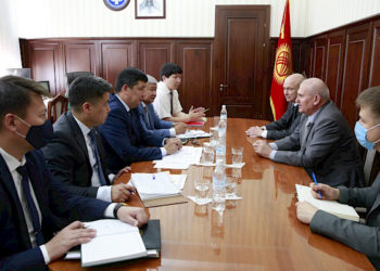 «Спутник V» вакцинасын Кыргызстанга жеткирүү жана өндүрүү маселеси талкууланды (сүрөт)