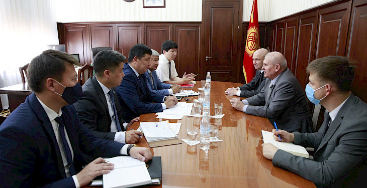 «Спутник V» вакцинасын Кыргызстанга жеткирүү жана өндүрүү маселеси талкууланды (сүрөт)