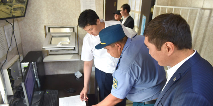 Марипов «Сосновка» транспорттук көзөмөл пунктунун ишин капыстан барып текшерди