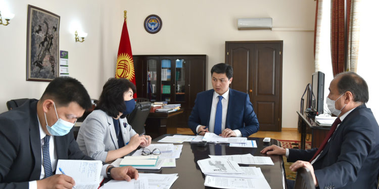 «Өткөн жылдагыдай каатчылыкка жол бербешибиз керек». Марипов эпидемиологиялык абал боюнча кеңешме өткөрдү