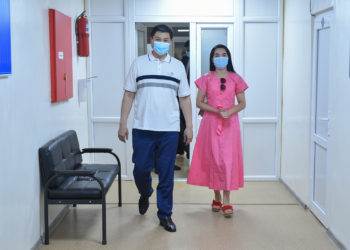 Улукбек Марипов жубайы менен бирге коронавируска каршы вакцина алды (видео, сүрөт)