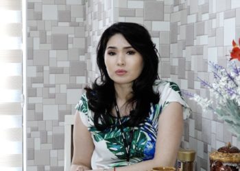 «Чал эмес, депутат эмес, түрк да эмес». Айнура Асанова жолдошун коомчулукка көрсөттү