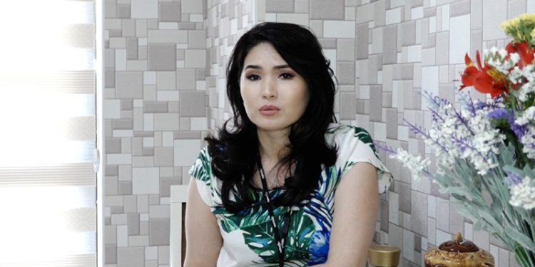 «Чал эмес, депутат эмес, түрк да эмес». Айнура Асанова жолдошун коомчулукка көрсөттү