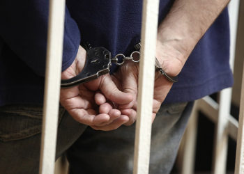 Орусияда 42 жаштагы киши чогуу жашаган аялды баласы менен бычактап салган