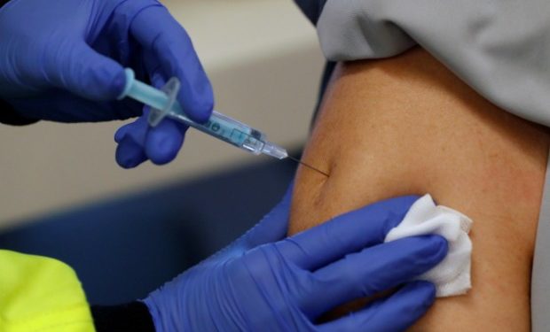 Кенияда коронавируска каршы эмдөөдөн өтүүчү адамдарга вакцина эмес, суу сайышкан