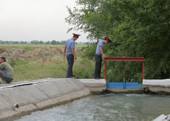 Сугат суу тартыштыгы. Чүйдө милиция кызматкерлери түнкүсүн гидротосмолордо кызмат өтөшүүдө