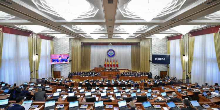 Ак Үйдө дезинфекциялоо иштери башталып, кызматкерлер онлайн иштөөгө өттү