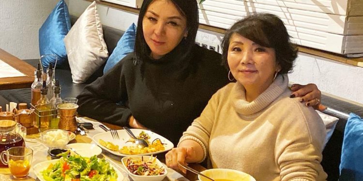 Эки айдан бери таарынышып жүргөн Райкан Абдувалиева менен Ырыс Жоомартова элдешти