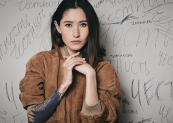 Атамбаевдин кызы кичинекей балага болгон зомбулукка чыдабай, бөбөктүн апасы менен кайым айтыша кетти (видео)