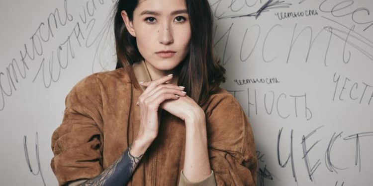 Атамбаевдин кызы кичинекей балага болгон зомбулукка чыдабай, бөбөктүн апасы менен кайым айтыша кетти (видео)