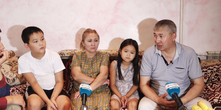 Ырысбек Жабиров: «Жубайым экөөбүз 8-класста таанышканбыз. Кийин ышкырсам эле унаага отурду, алып келе бердим»