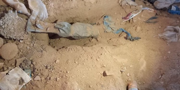 «Таштанды менен жабылган». Ошто курал жана ок-дары катылган жер табылды (сүрөт)