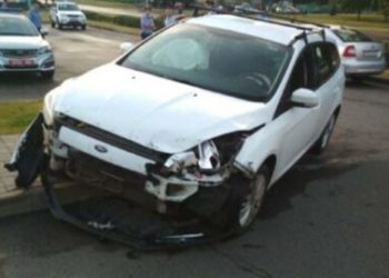 Беларуста айдоочу Орусия элчилигинин темир эшигин бузуп кирген