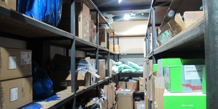 «Мамлекетке 8,5 миллион сомдон ашык зыян келтирген». Өлкөгө мыйзамсыз ташылып келген спорт товарлары аныкталды