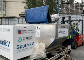 Кыргызстанга “Спутник V” вакцинасынын 80 миң дозасы келди (сүрөт)