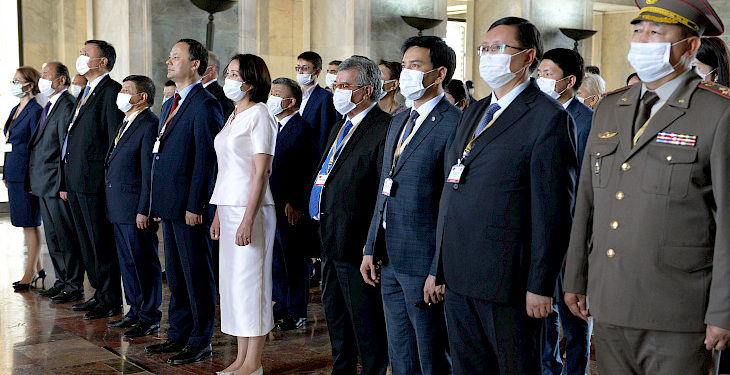 Президент Садыр Жапаров Анкарадагы Мустафа Кемал Ататүрктүн бейитине гүлчамбар койду (сүрөт)