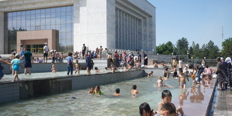 «Фонтанга түшүп, суу чачышып…» Бишкекте балдар майрамды кандай белгилешти? (фоторепортаж)