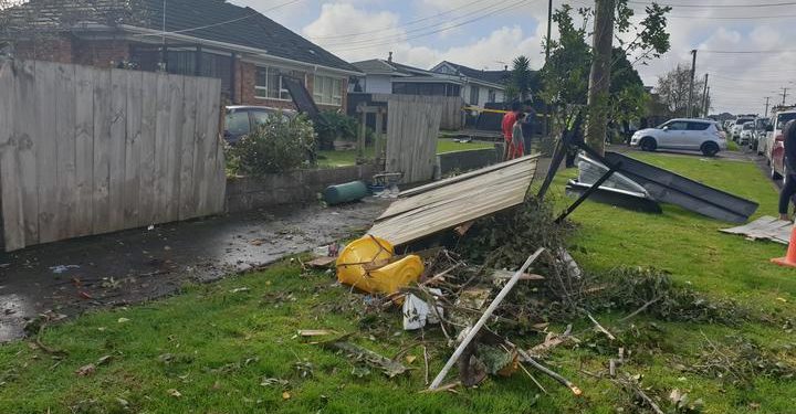 «Бак-дарактар кулап, электр зымдары үзүлгөн». Жаңы Зеландияда торнадо 1 адамдын өмүрүн алды (сүрөт)