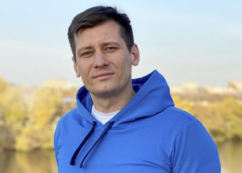 Оппозициячыл саясатчы Дмитрий Гудков Орусиядан чыгып кетти