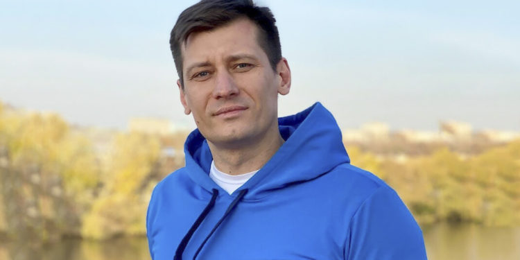 Оппозициячыл саясатчы Дмитрий Гудков Орусиядан чыгып кетти