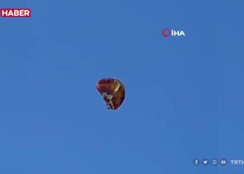 Электр зымына илинип калып, кулап түшкөн аба шарынан 4 адам каза болду (видео)